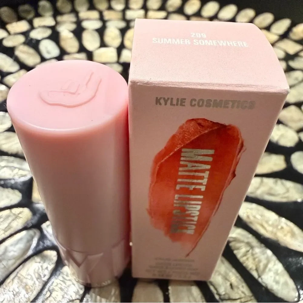 Kylie Cosmetics Matte Lipstick – Shade 209 “Summer Somewhere” (Women)